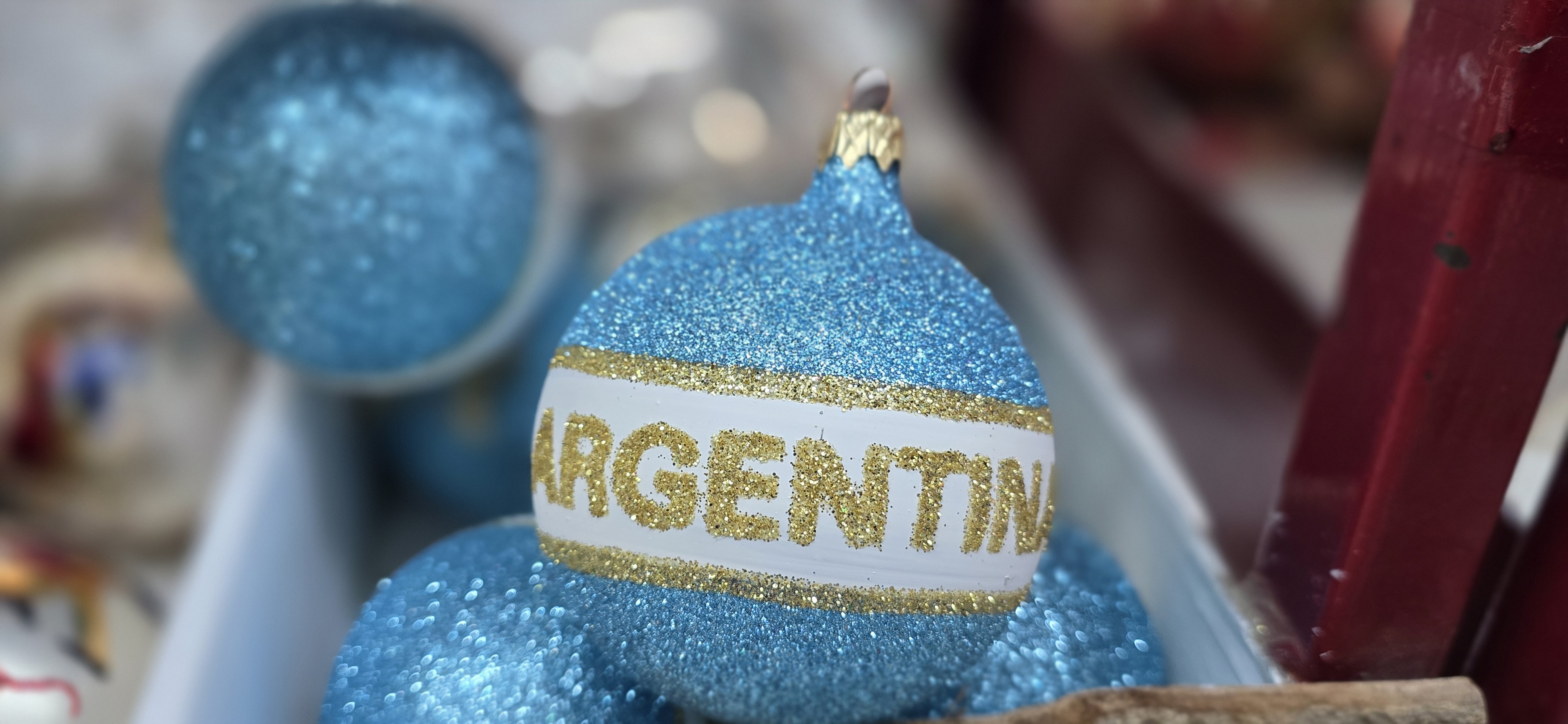 Globo celeste y blanco con la palabra Argentina en dorado